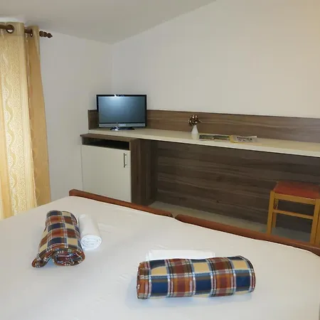 Pensión Oceanus Deny Pag Town